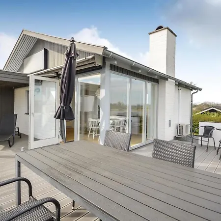 Vakantiehuis Two-bedroom Holiday In *